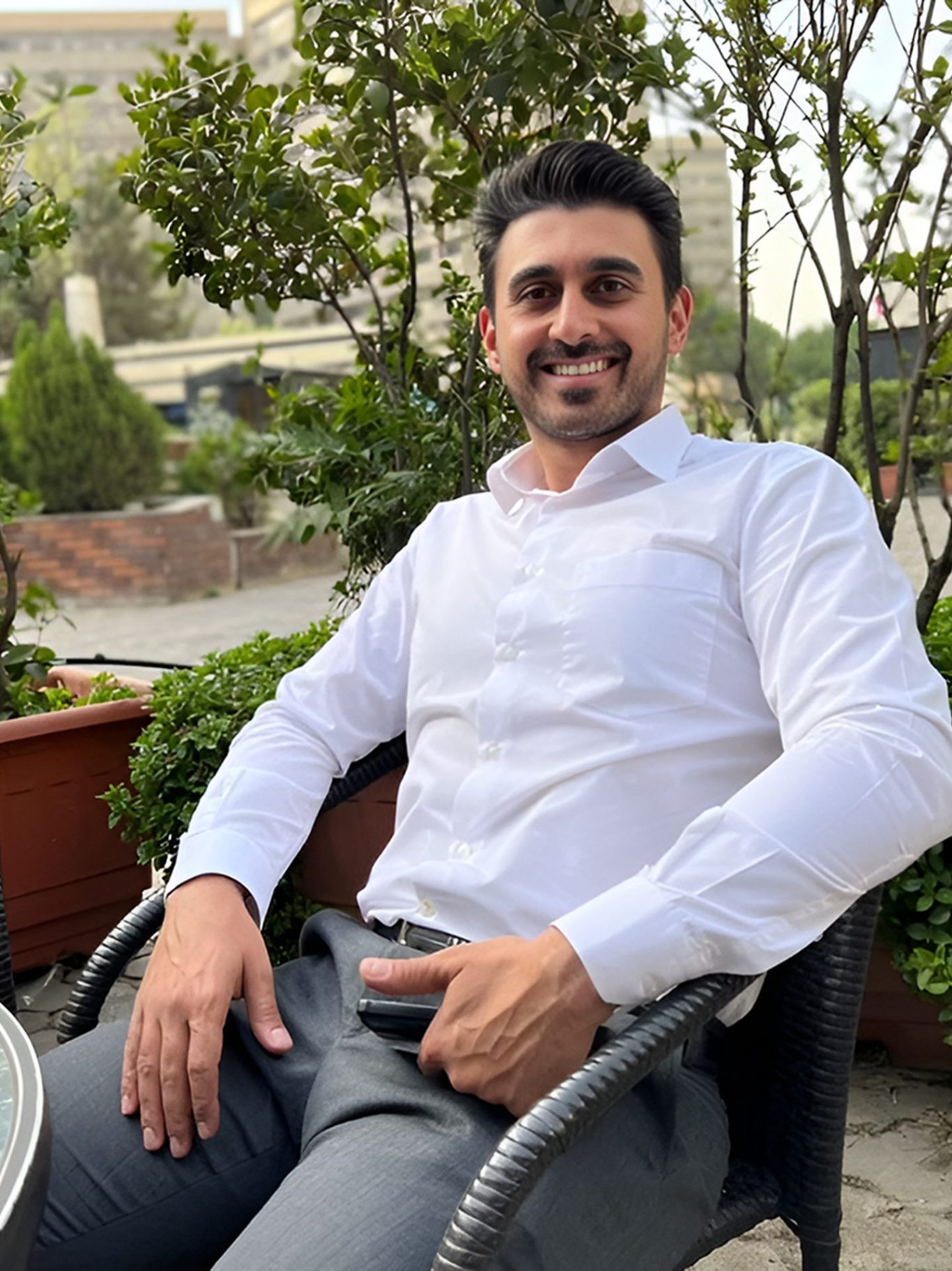 آقای اردلان حسنی مدیریت قهوه دلان